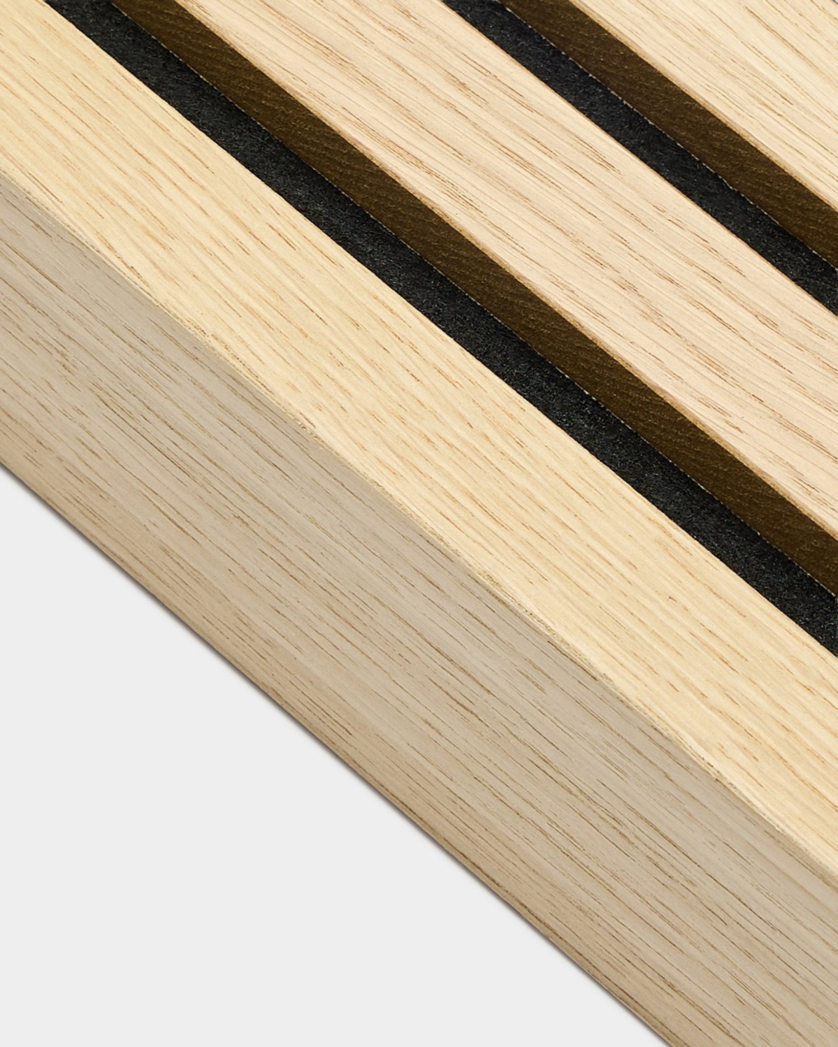 Primer plano detallado de una lámina final WoodUpp Classic Oak, de 6,7 cm de ancho, diseñada para la instalación de Akupanel Panel acústico o para su integración con un marco de MDF.